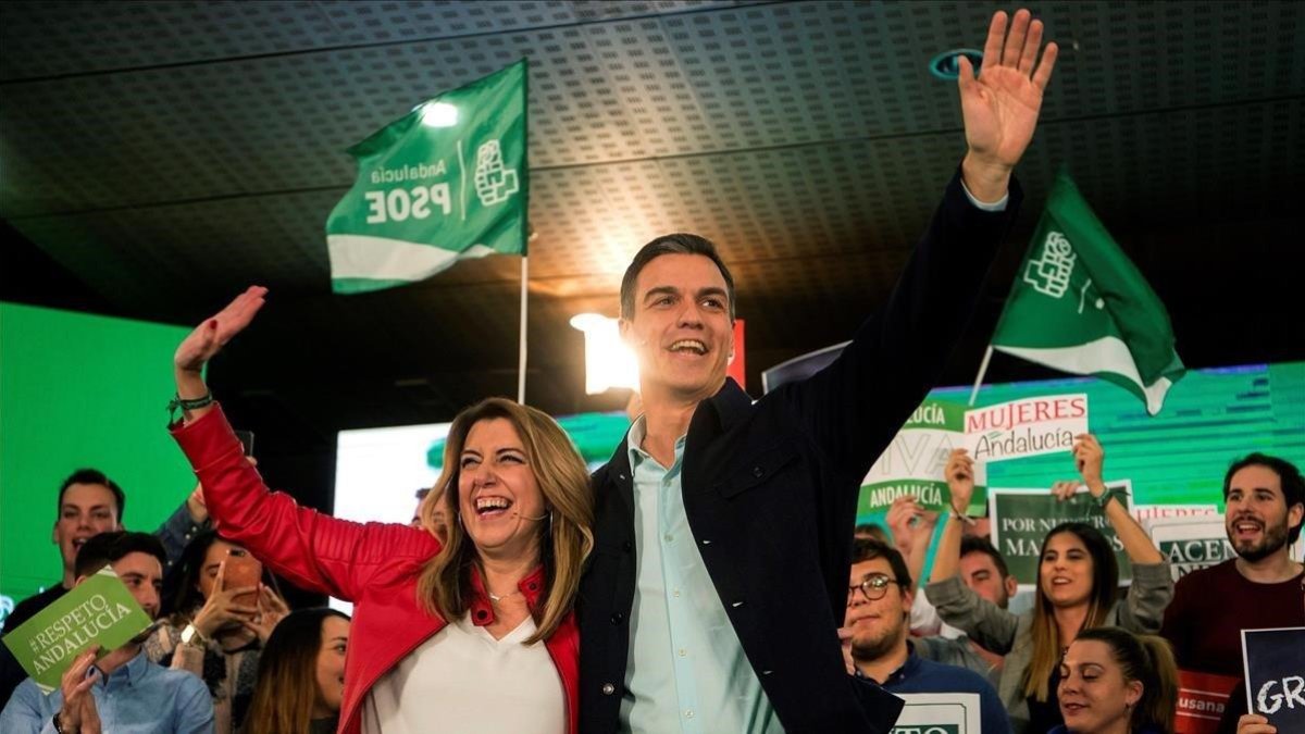 Pedro Sánchez y Susana Díaz, en el mitin del PSOE de este martes, en Marbella (Málaga).-DANIEL PÉREZ