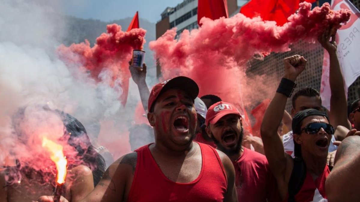 Fieles al Partido de los Trabajadores muestran su apoyo al expresidente brasileño Lula da Silva en Río de Janeiro.-AFP / CHRISTOPHE SIMON