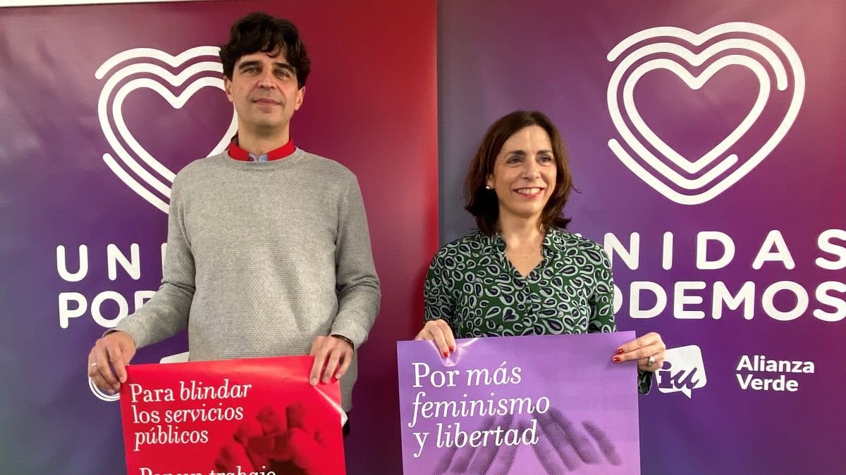 Gascón y Arroyo posan con los carteles de campaña. ECB