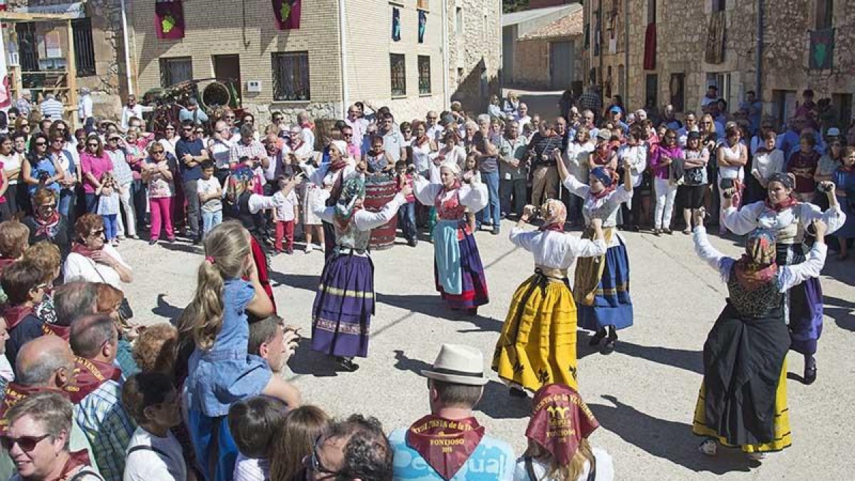 Actuación de danzas durante la anterior edición de la Fiesta de la Vendimia.-ICAL