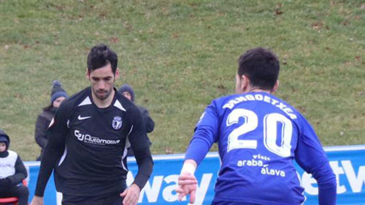 Julio Rico conduce el balón en un momento del partido disputado el pasado domingo en Vitoria.-BURGOS CF