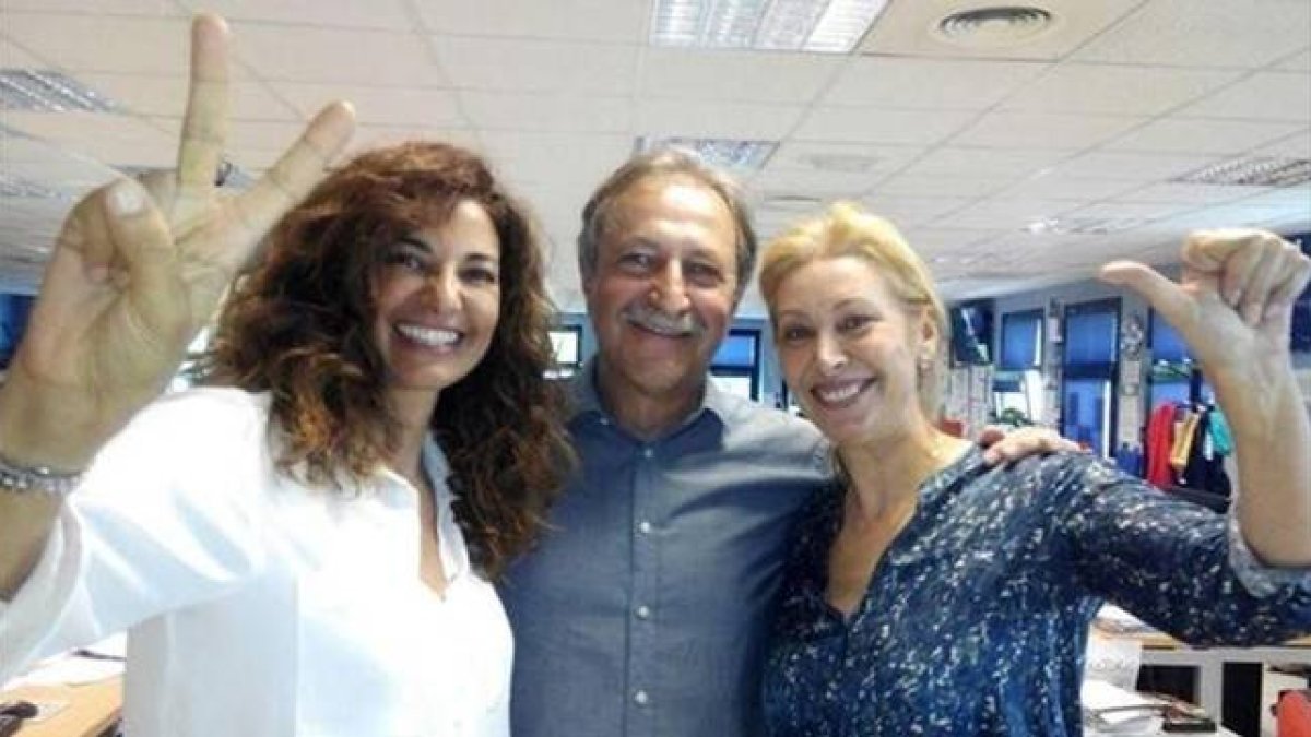 Mariló Montero, Paco Lobatón y Teresa Viejo, en la redacción de 'La Mañana'.-