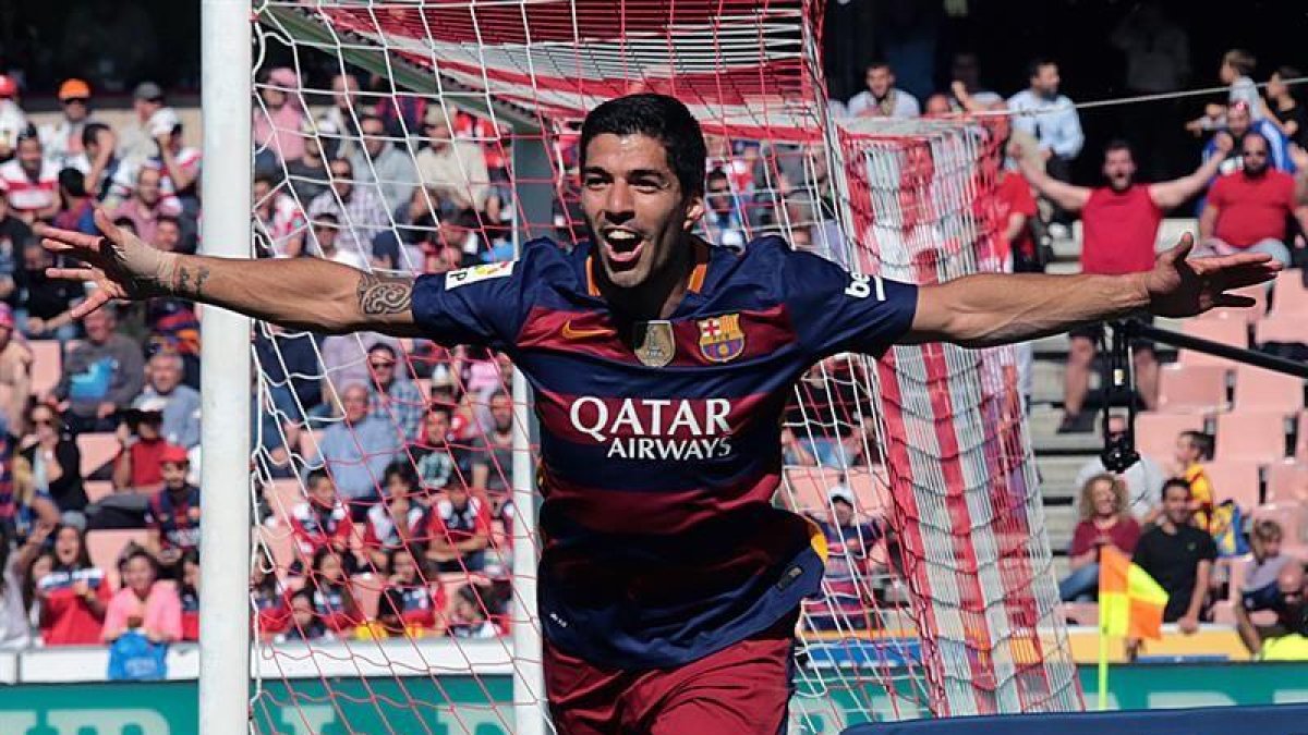 El delantero uruguayo del FC Barcelona Luis Suárez celebra el gol marcado ante el Granada, el segundo del equipo, durante el partido de la 38 y última jornada de la Liga de Primera División que se juega hoy en el estadio Nuevo Los Cármenes de Granada.-EFE