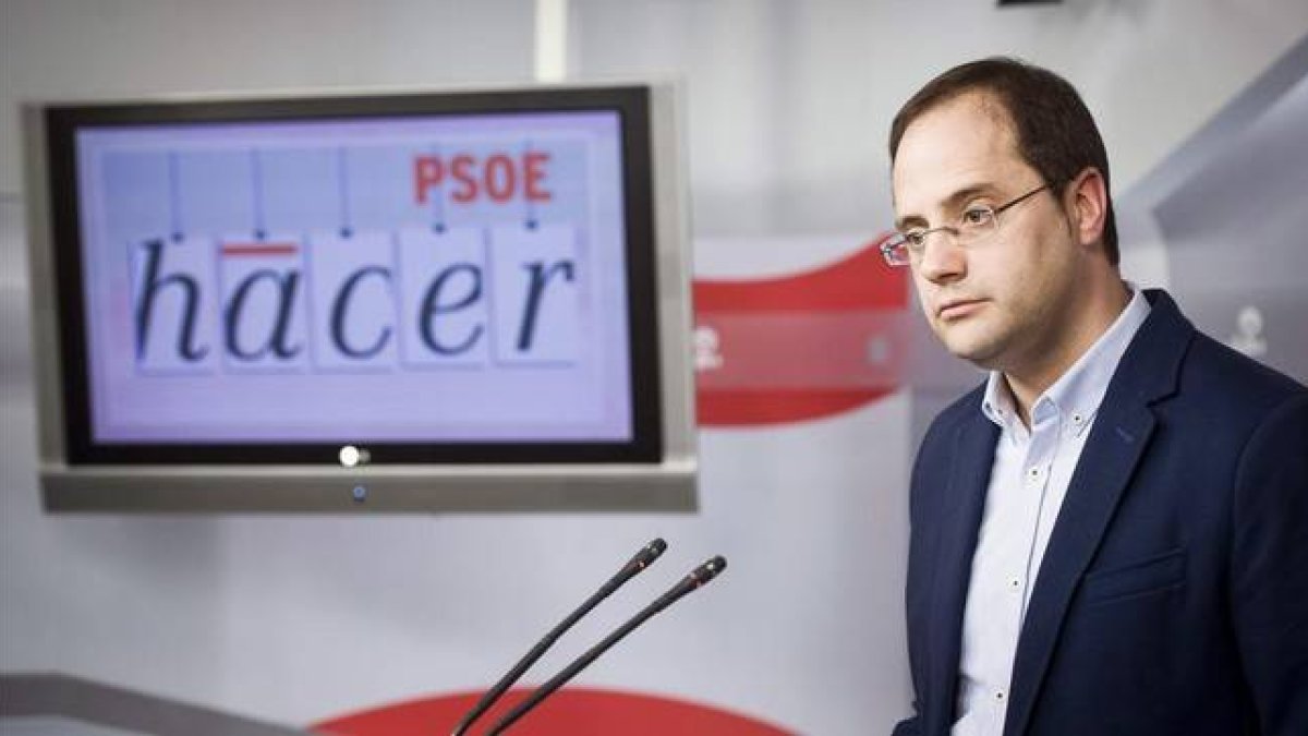 El secretario de organización del PSOE, César Luena, este miércoles tras anunciar la destitución de Tomás Gómez.-Foto: EFE / LUCA PIERGIOVANNI