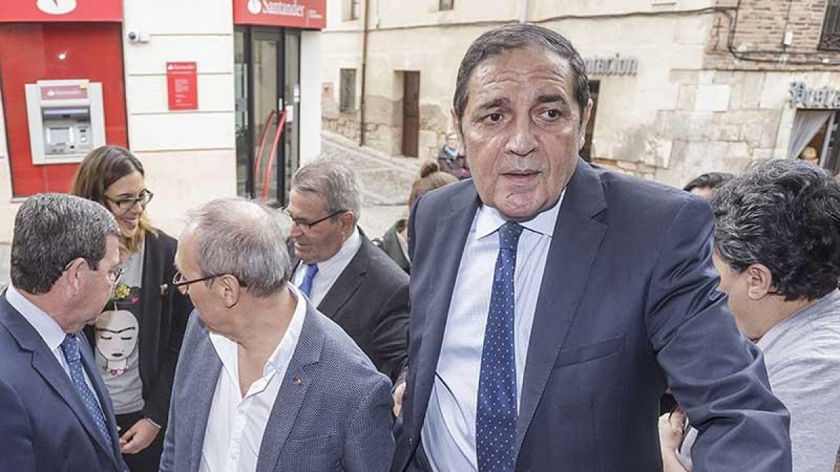 El consejero de Sanidad, Antonio María Sáez Aguado, ayer, en Lerma, antes de la reunión anual de donantes de sangre.-SANTI OTERO
