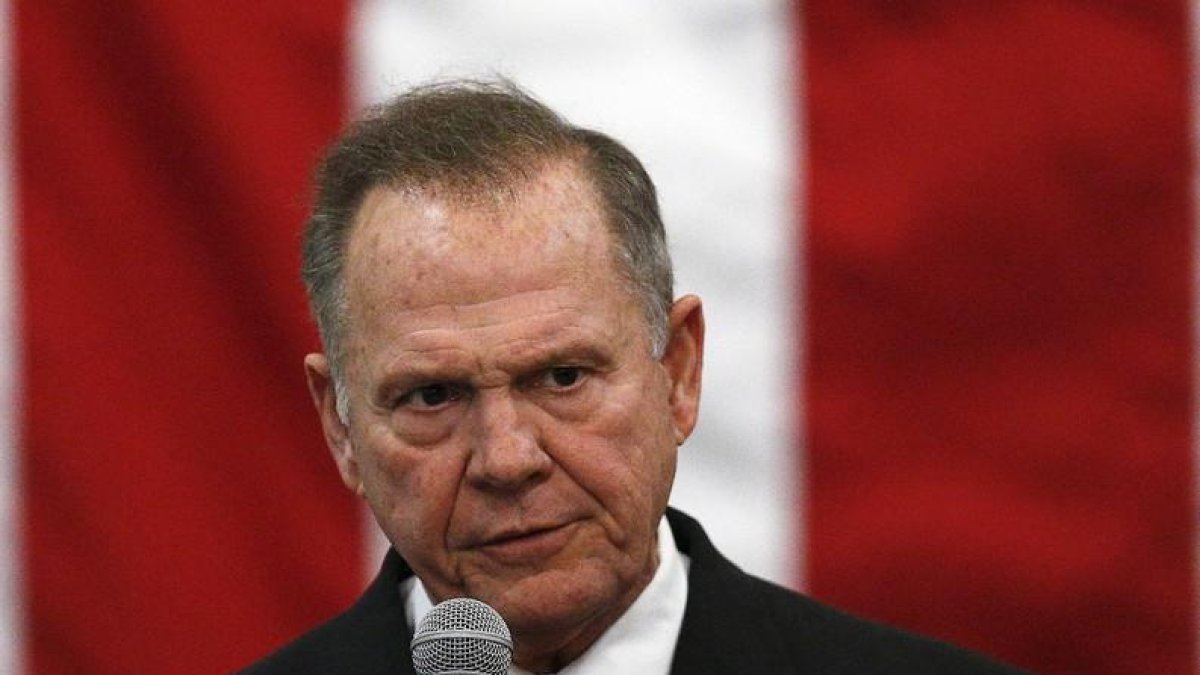 El candidato republicano para las elecciones legislativas de Alabama, Roy Moore, durante el mitin de este lunes.-/ AP / BRYNN ANDERSON (AP)