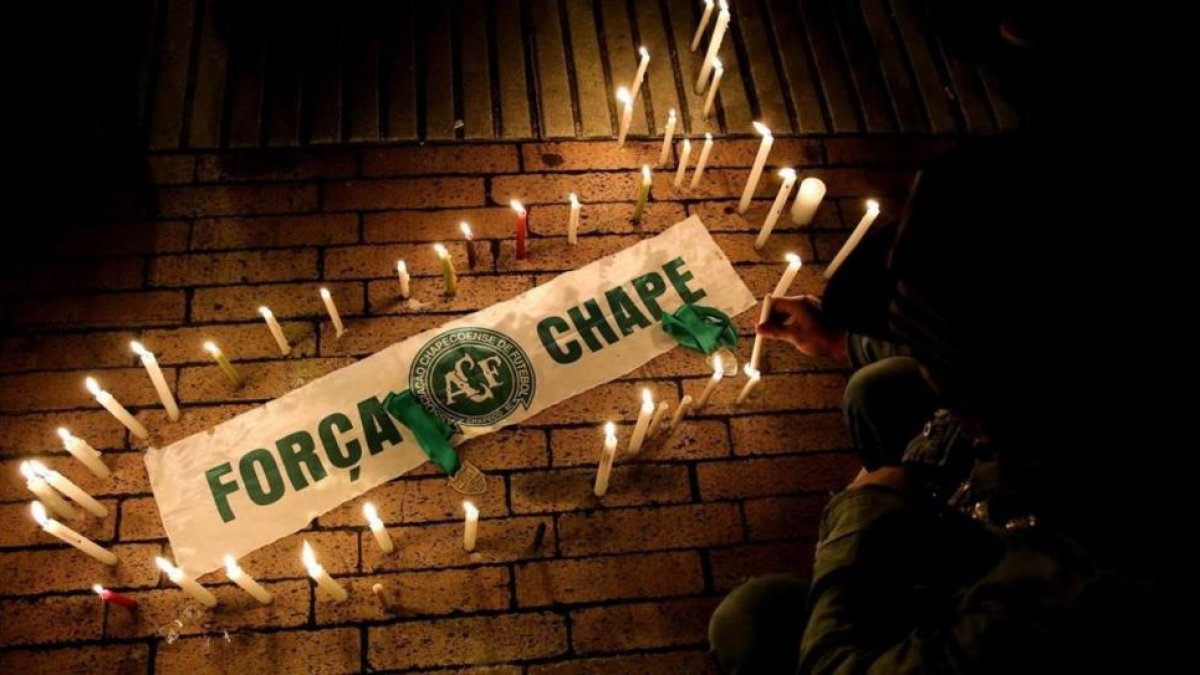 Velas en homenaje a las víctimas del siniestrado avión del club brasileño Chapecoense, en Bogotá.-EFE / LEONARDO MUÑOZ