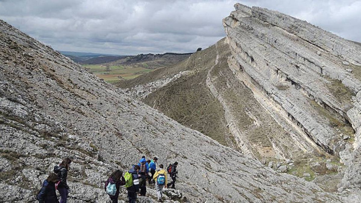 El entorno de la Sierra de la Demanda ofrece innumerables posibilidades para la realización de expediciones en grupo.-ECB