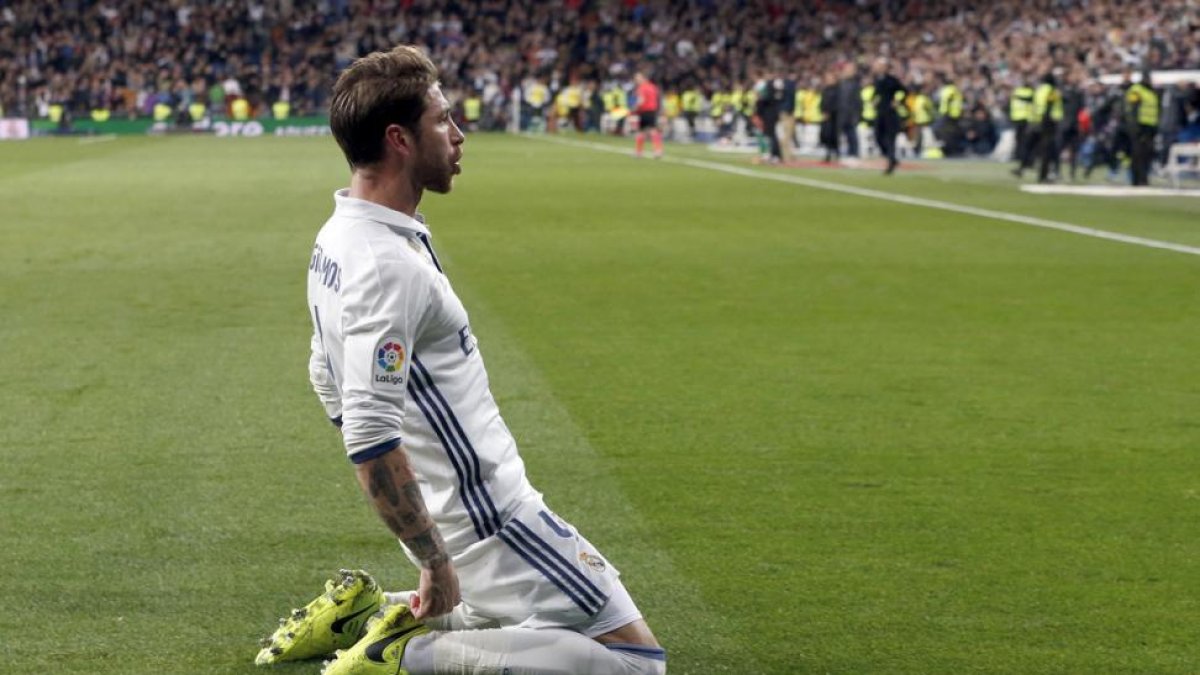 Sergio Ramos celebra el segundo gol del Madrid.-J. J. GUILLÉN / EFE