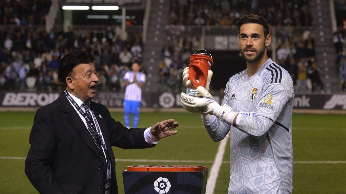 Caro recibe el premio al mejor jugador del mes de la liga. TOMÁS ALONSO