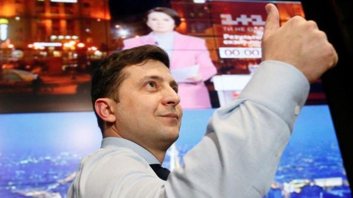 El actor y candidato a la presidencia de Ucrania Volodymyr Zelenskiy saluda a sus seguidores, el 31 de marzo del 2019 en Kiev, tras conocer los resultados de la primera vuelta de las elecciones.-REUTERS / VALENTYN OGIRENKO