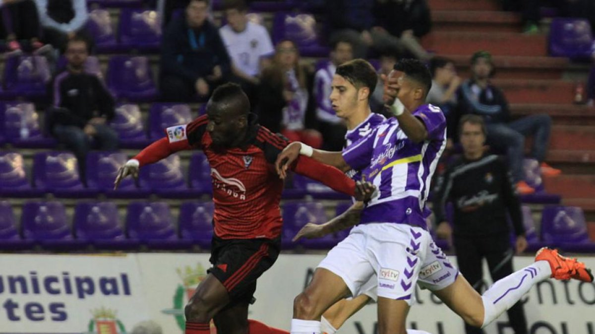 Lago Junior conduce el balón ante el acoso de dos rivales en el choque ante el Real Valladolid.-ALFONSO G. MARDONES