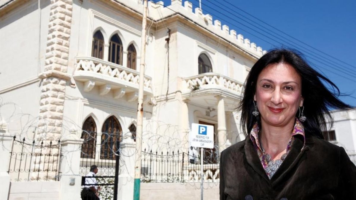 Daphne Caruana, en el exterior de la embajada libia en La Valeta, el 6 de abril del 2011.-/ REUTERS / DARRIN ZAMMIT LUPI