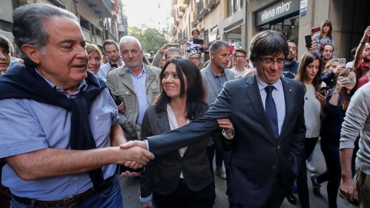 Carles Puigdemont y su esposa, Marcela Topor, saliendo de comer en un restaurant de Girona.-REUTERS / RAFAEL MARCHANTE