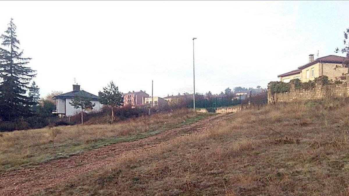 El Ayuntamiento ha cedido y acondicionado esta parcela para la construcción del nuevo edificio, cuyo proyecto de obra -ya redactado- costeó hace años.-ECB