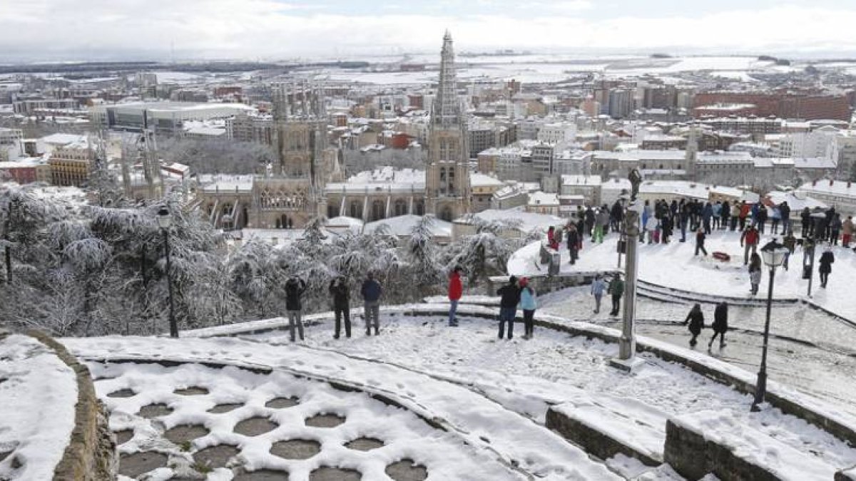 Estampa idílica que dejó la nieve en la ciudad.-RAÚL G. OCHOA