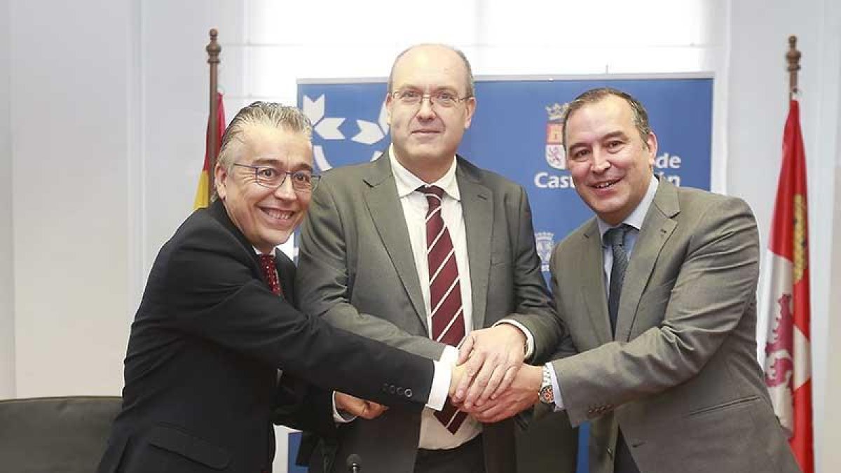 Roberto Saiz, José Miguel Sáez y José Antonio Antón Quirce, momentos previos a la presentación.-RAÚL G. OCHOA