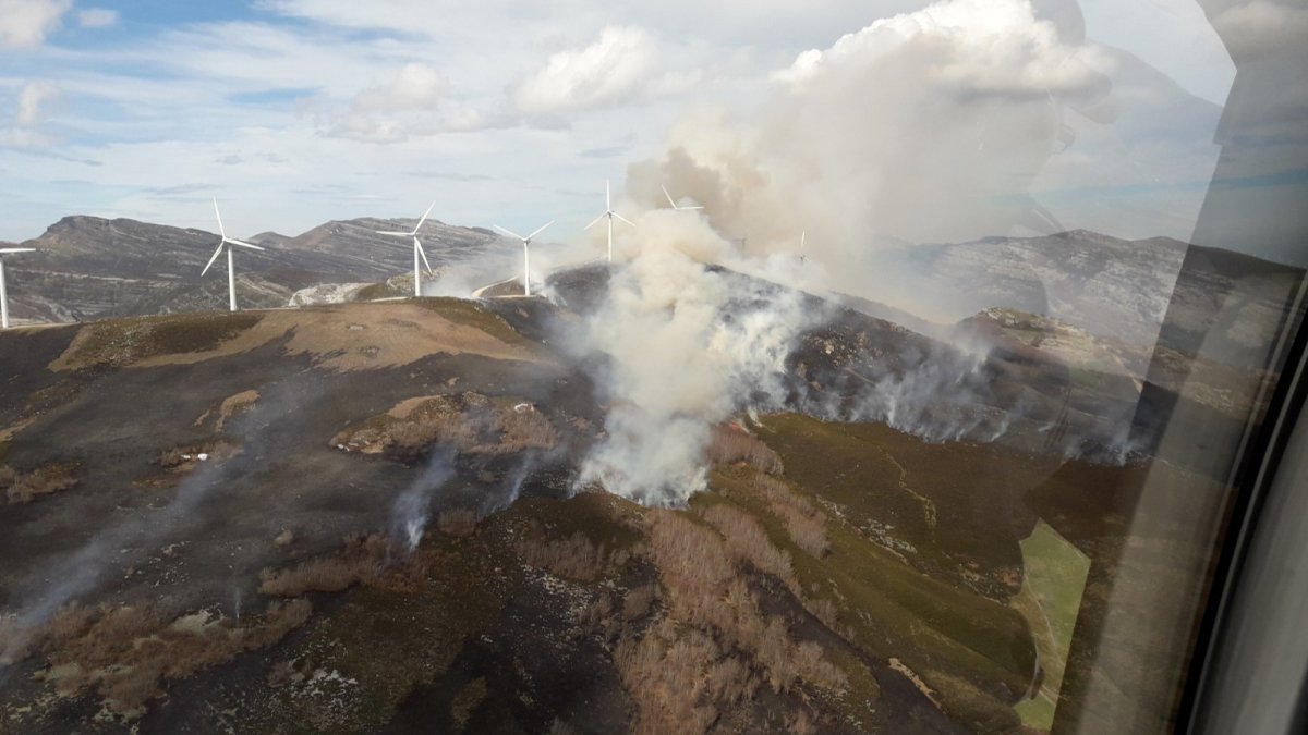 Imagen del incendio de Espinosa de los Monteros. ECB