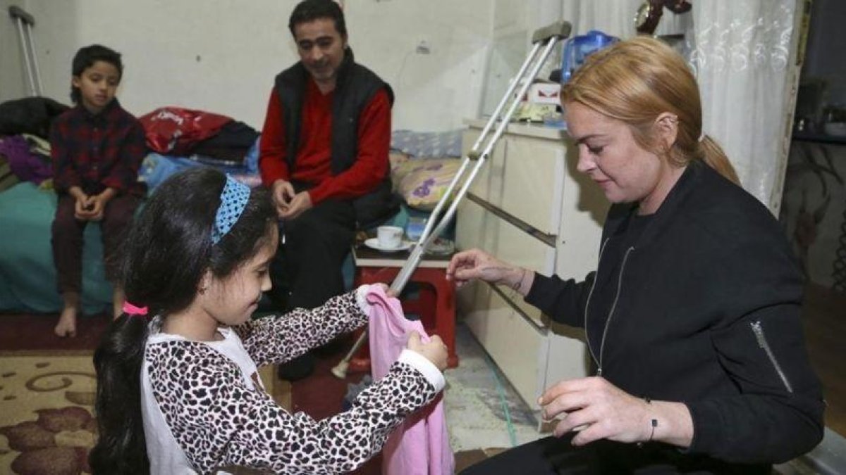 Lindsay Lohan en un centro de acogida de refugiados sirios.-EL PERIÓDICO