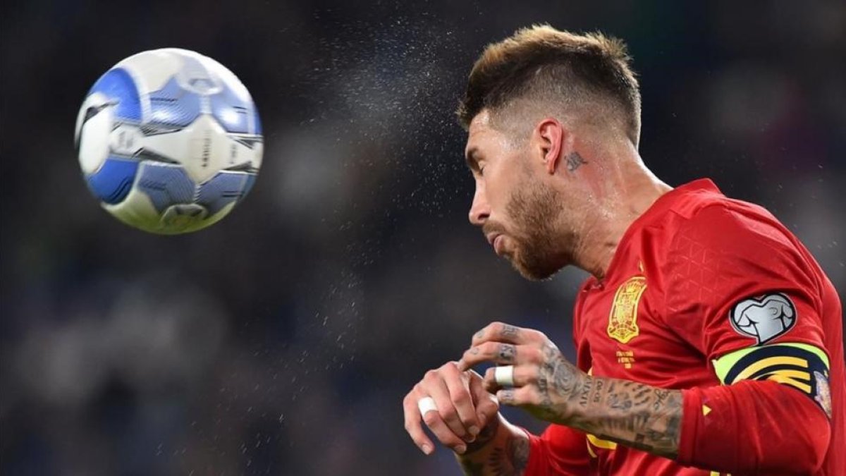 Sergio Ramos cabecea durante el Italia-España disputado en Turín.-AFP / GIUSEPPE CACACE