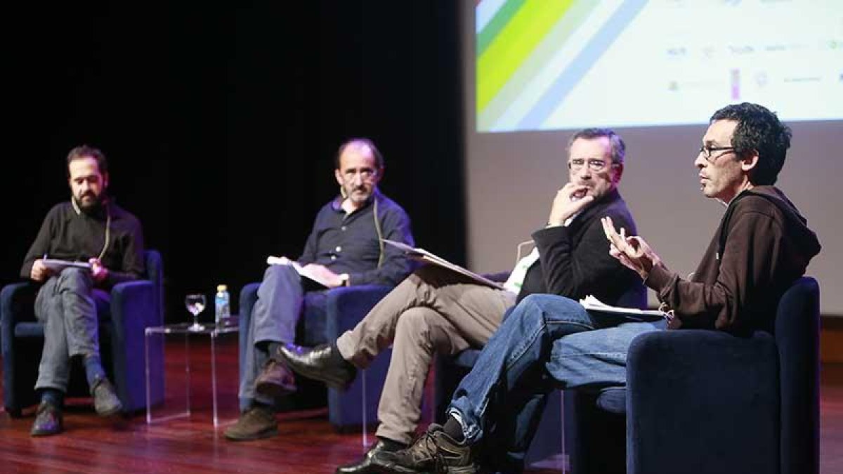 Marcos García (i.) moderó la charla entre los filósofos Daniel Innerarity, Manuel Cruz y César Rendueles.-Raúl Ochoa