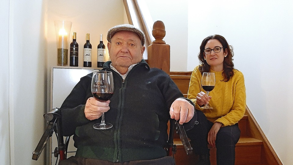 Adolfo Barbadillo y su hija Asun, con tres de las referencias de Monte Amán. ÓSCAR DE LA HUERGA