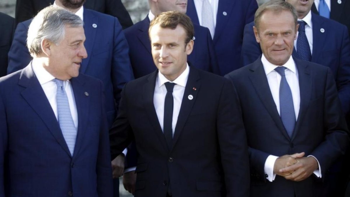 El presidente del Parlamento Europeo, Antonio Tajani, Macron y Tusk, en la cumbre de Tallin.-EFE / VALDA KALNINA