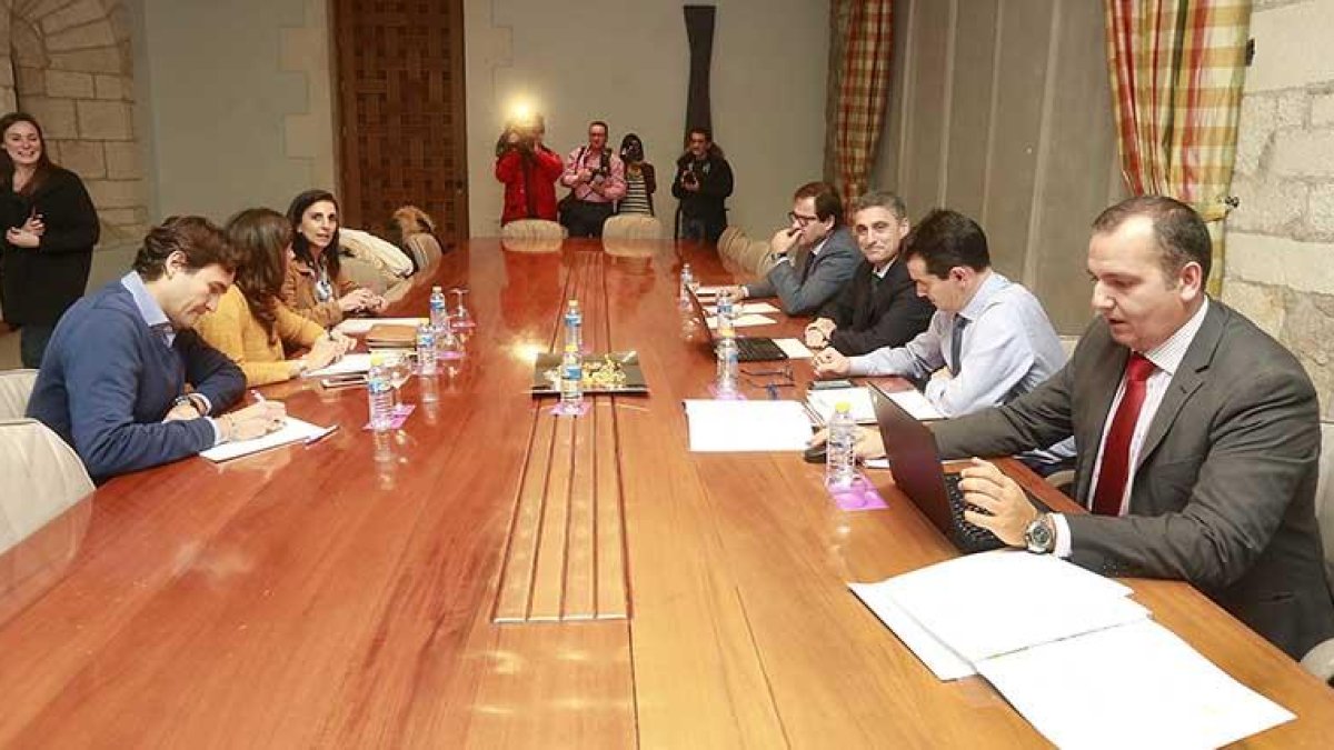 El consejo del Consorcio de Villalonquéjar, en una de sus reuniones.-RAÚL G. OCHOA
