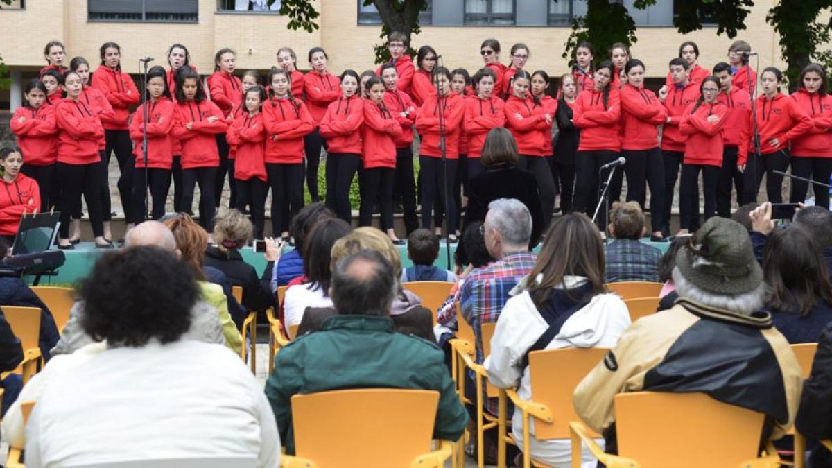 Concierto del Coro de Voces Blancas de Valladolid en los jardines del Palacio de la Isla para celebrar el Día del Español.-Ricardo Ordóñez (ICAL)