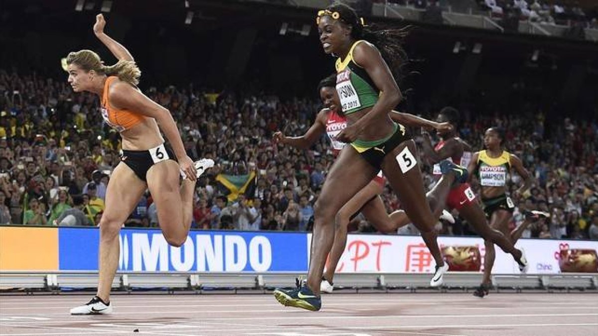 Schippers (izquierda) supera a la jamaicana Thompson en el último suspiro de la final de 200.-AFP/FRANCK FIFE