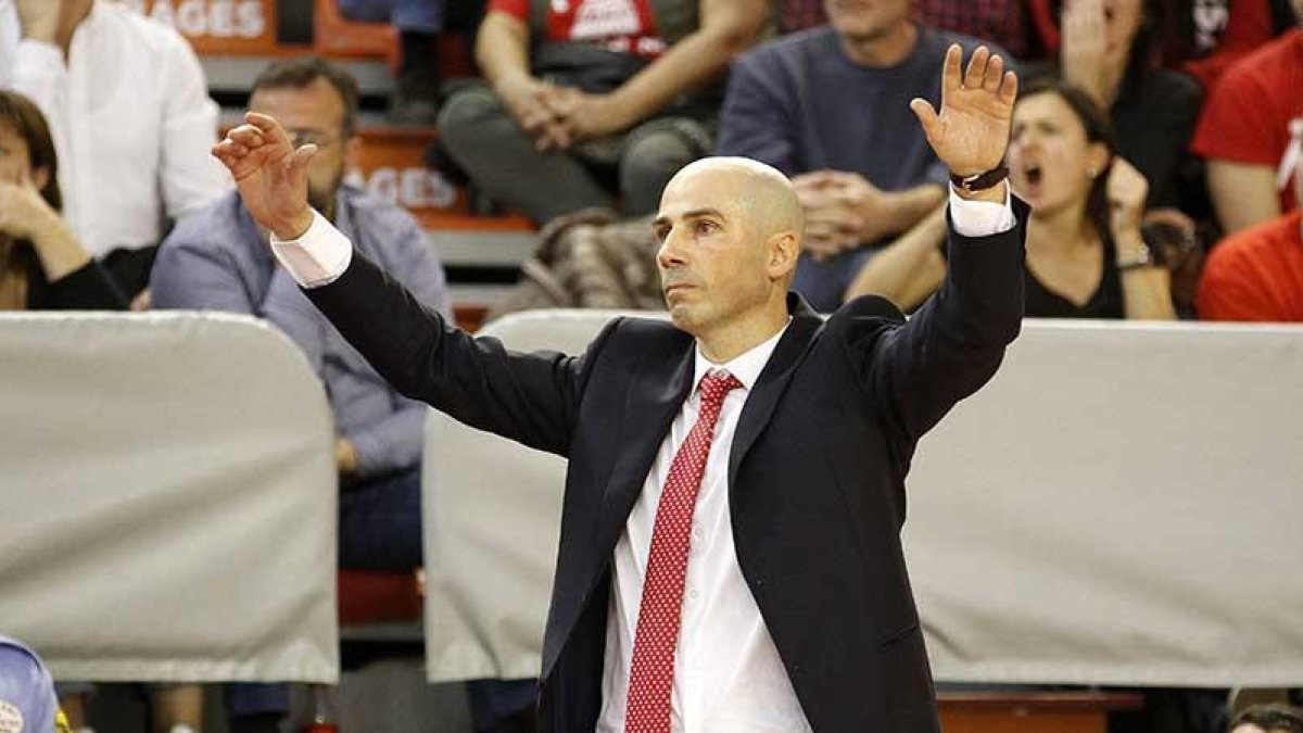 Peñarroya gesticula durante un partido del Manresa en el Nou Congost.-ACB PHOTO