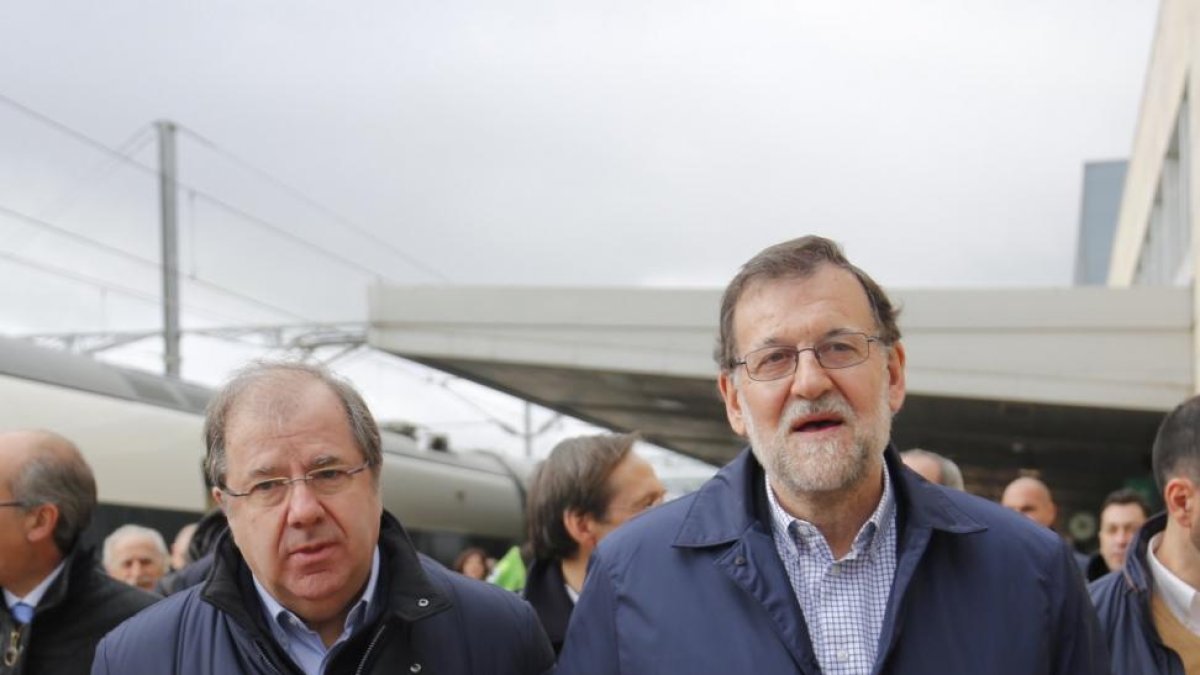 Juan Vicente Herrera, y el presidente del Gobierno en funciones, Mariano Rajoy, este sábado, en Salamanca.-ICAL