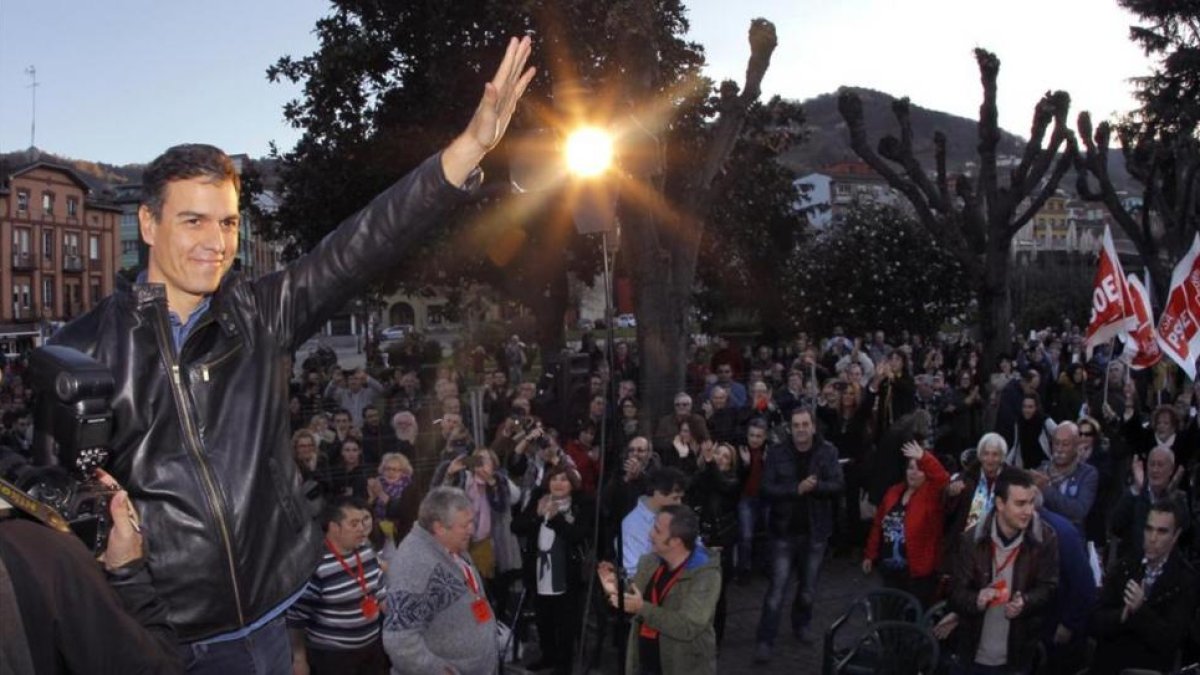 El exlíder del PSOE Pedro Sánchez, en un acto con militantes en Asturias.-EFE
