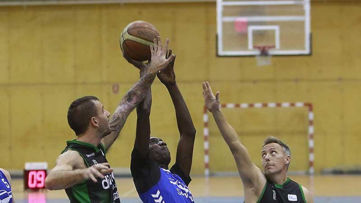 Abdoul lanza a canasta ante la defensa de la Penya.-RAÚL OCHOA