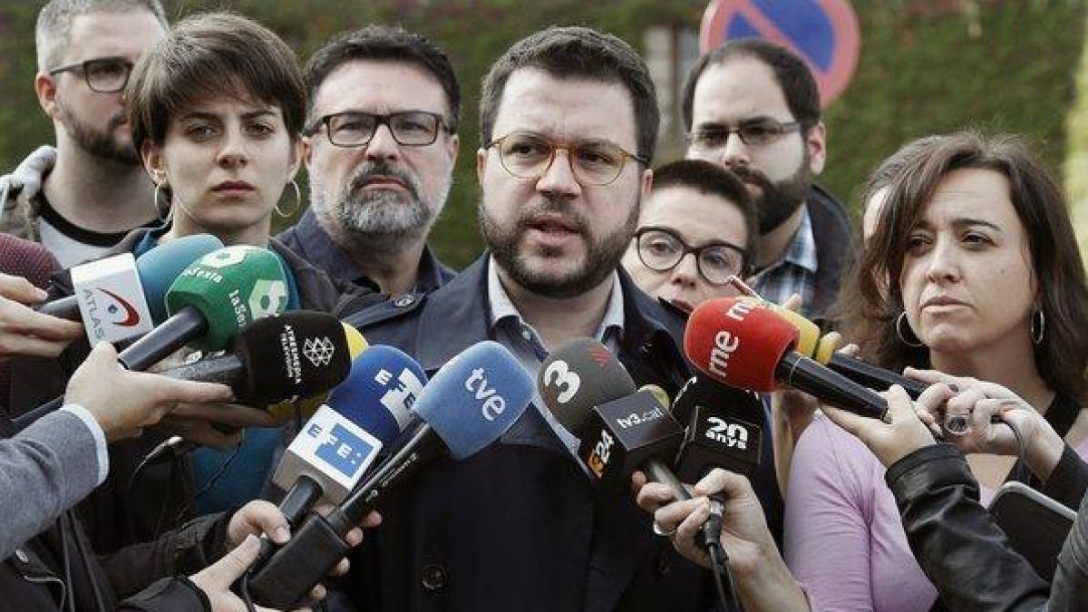 El coordinador nacional de ERC y vicepresidente del Gobierno Pere Aragonès, atiende a los medios, en Barcelona-EFE