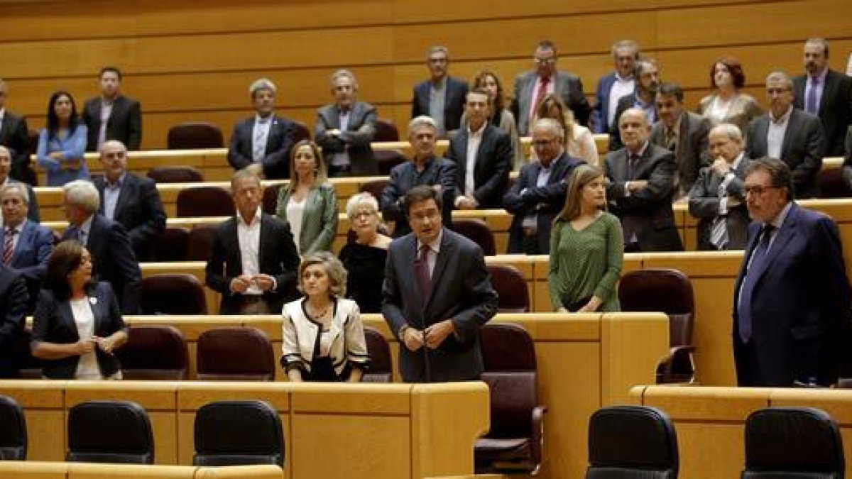 Senadores de la oposición de pie, en protesta por la ausencia de miembros del Gobierno en el Senado.-JOSE LUIS ROCA