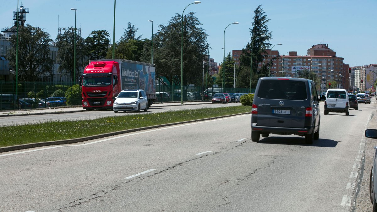 Imagen del desnivel en la calle Vitoria junto a la fábrica de Bridgestone. SANTI OTERO
