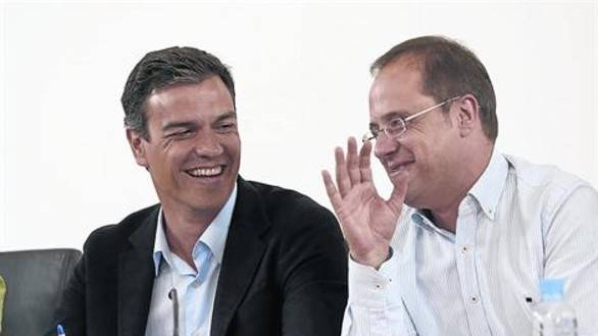 Pedro Sánchez y César Luena, este lunes, 25 de mayo, en la reunión de la ejecutiva del PSOE para hacer balance del 24-M.-Foto: DAVID CASTRO