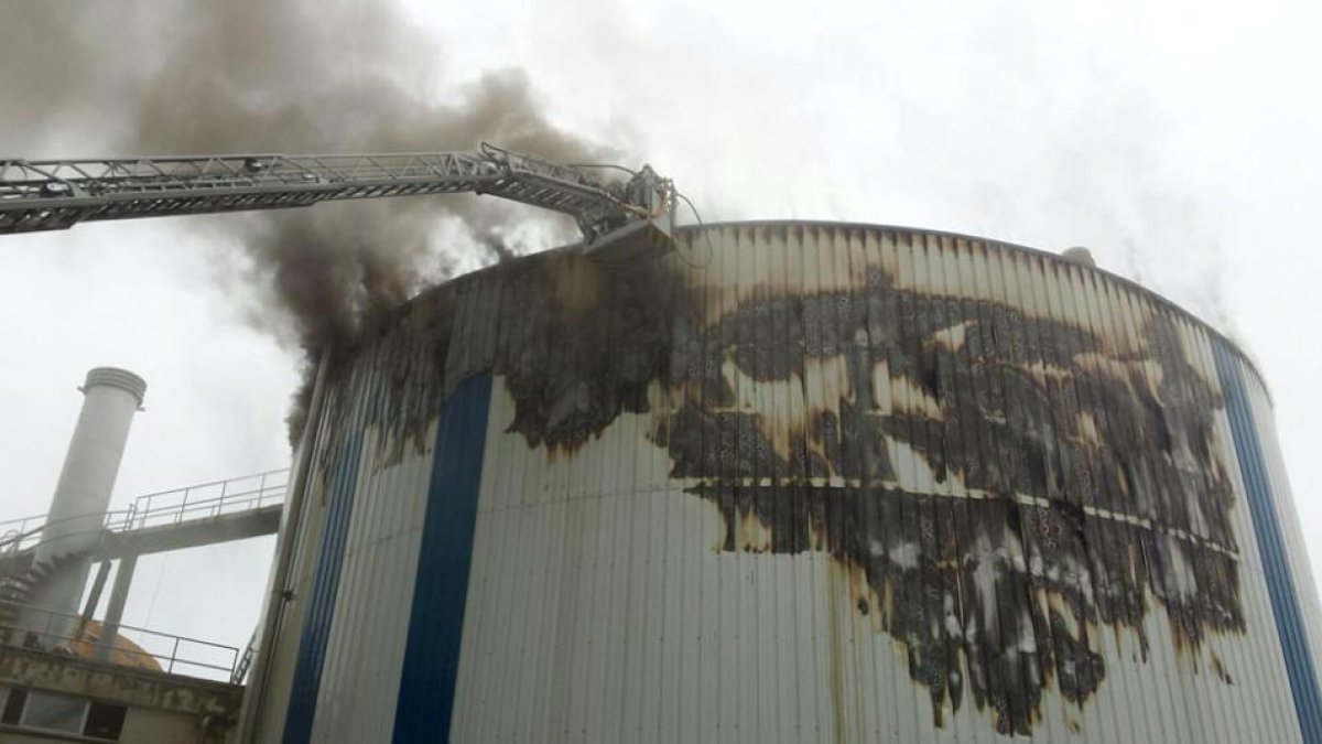 Los bomberos intervienen en el digestor incendiado de la depuradora.-ECB