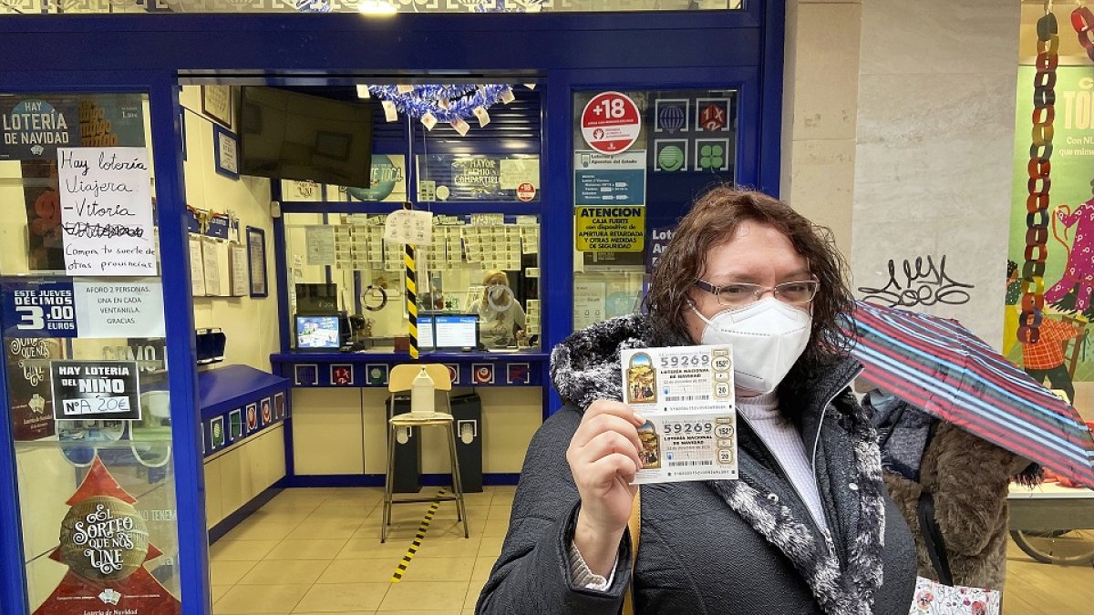 Los más rezagados ultiman la compra de sus décimos para el sorteo del 22 de diciembre, esta mujer lo hace en la administración de lotería de la calle Mantería, en el centro de Valladolid. - J.M. LOSTAU