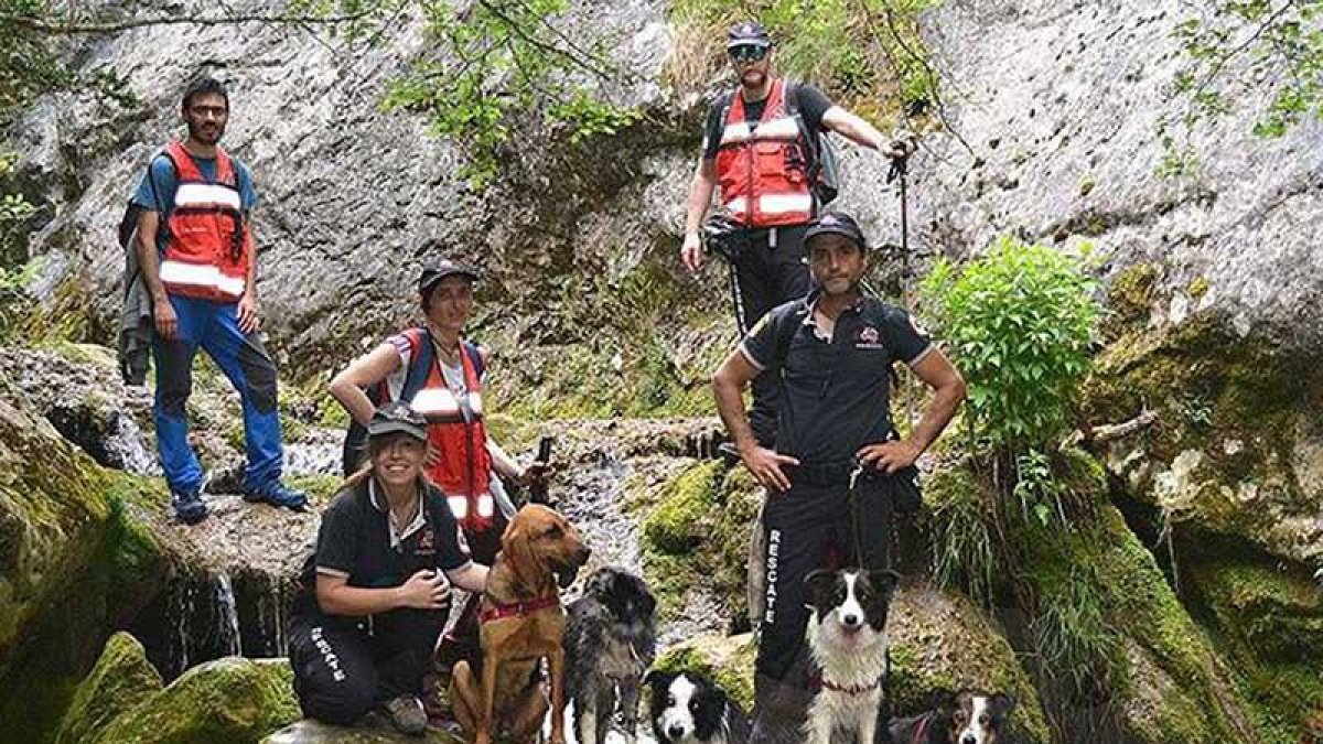 Los integrantes de la Unidad Canina UCAS de Arrate colaboran desde ahora con los servicios de emergencia.-UCAS DE ARRATE
