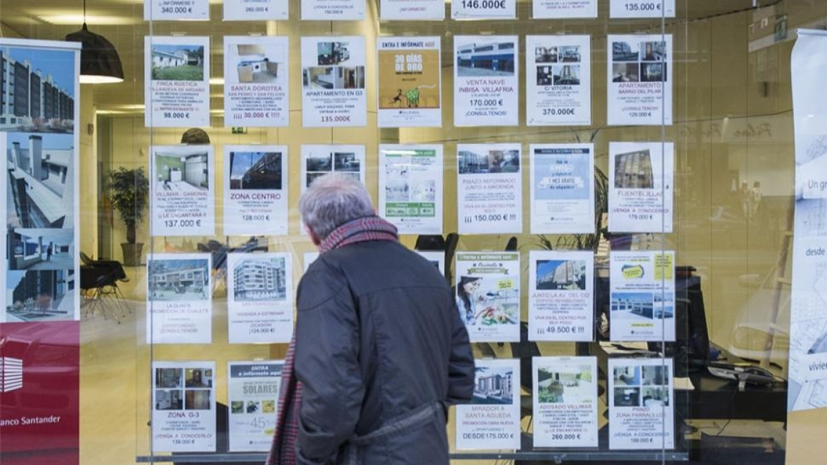 Imagen de la fachada de una inmobiliaria con ofertas de alquiler.