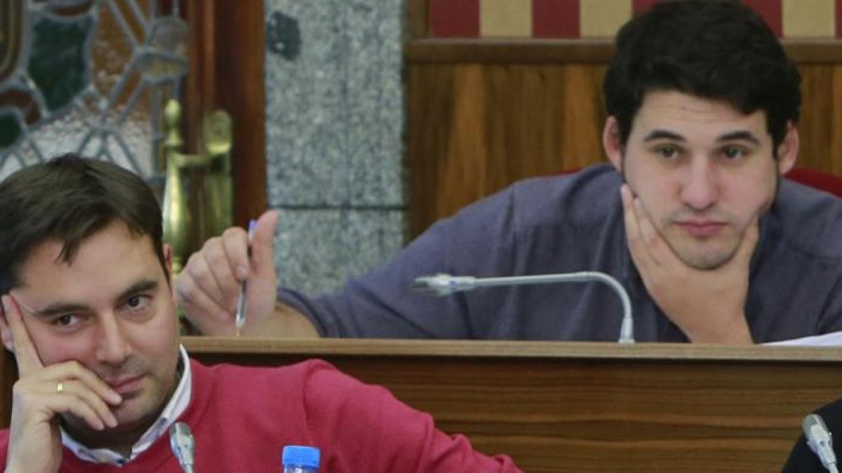 Daniel de la Rosa y Raúl Salinero, durante una sesión de la comisión de investigación.-RAÚL G. OCHOA