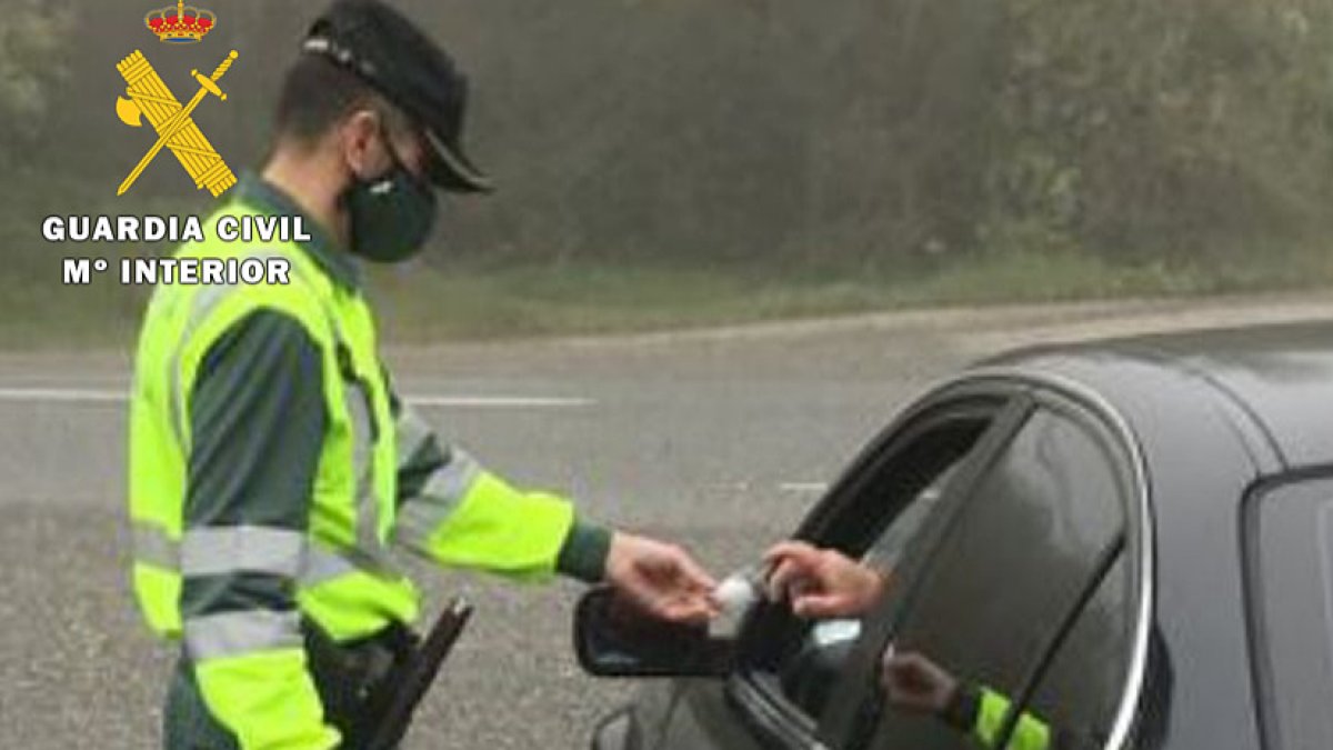 El conductor cuadruplicó la tasa de alcoholemia. GUARDIA CIVIL