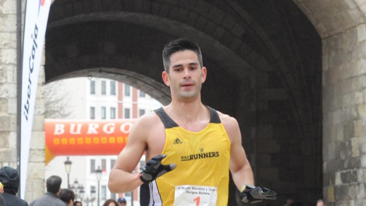 Óscar Cavia afronta los últimos metros de ma media maratón.-ISRAEL L. MURILLO