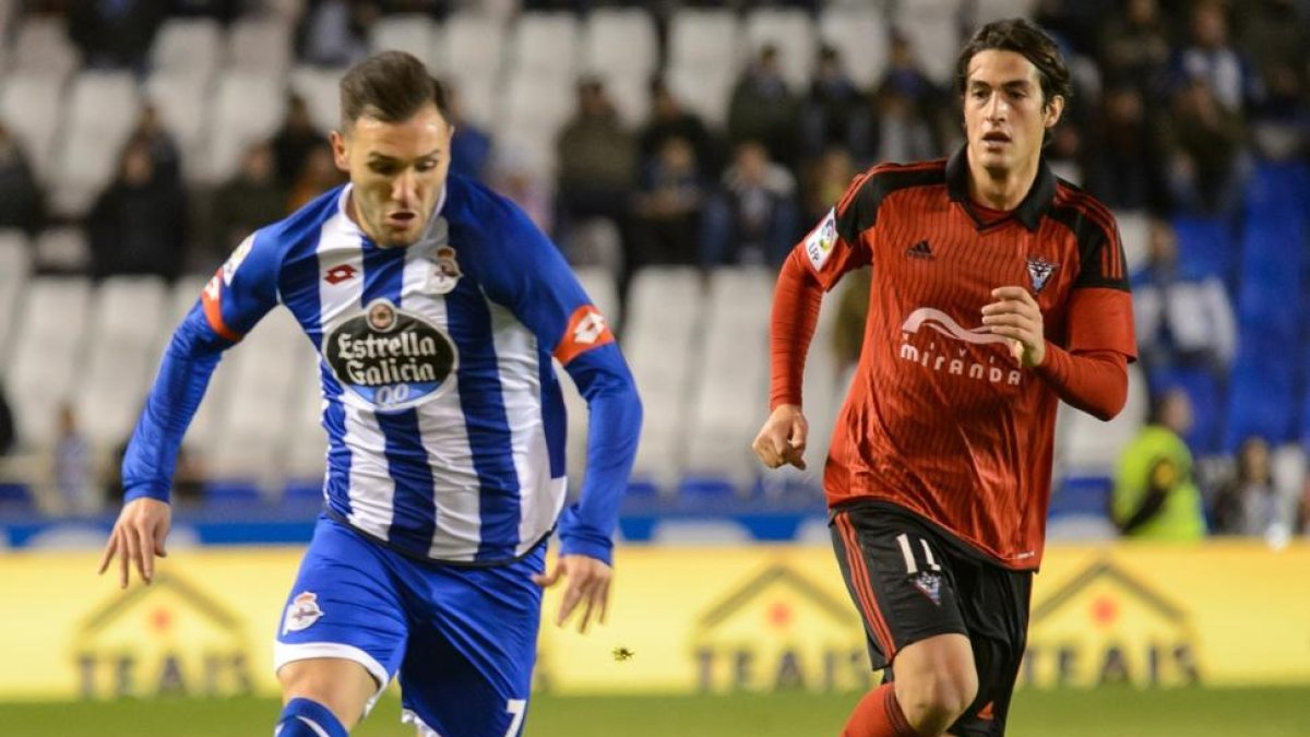 Dani Provencio persigue al jugador del Deportivo Lucas Pérez en el partido del pasado martes.-LA OPINIÓN DE LA CORUÑA