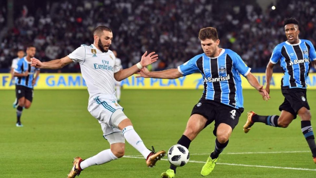 Benzema pugna por un balón.-/ KARIM SAHIB (AFP)