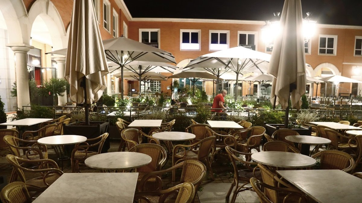 Los hosteleros no ven rentable reabrir las terrazas con la amenaza de una ola de frío. E. M.