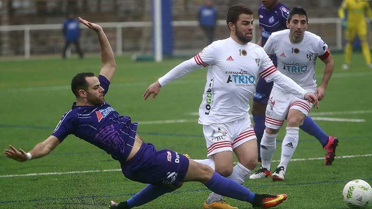 Viti trata de salvar la entrada de un jugador del Cristo Atlético ante la atenta mirada de Pablo-Raúl G. Ochoa