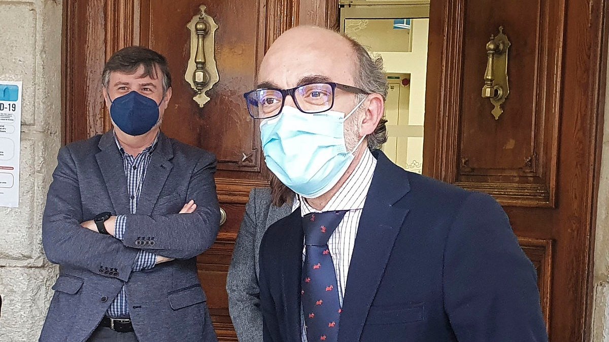 El consejero de Turismo, ayer en el Ayuntamiento de Aranda. L. V.